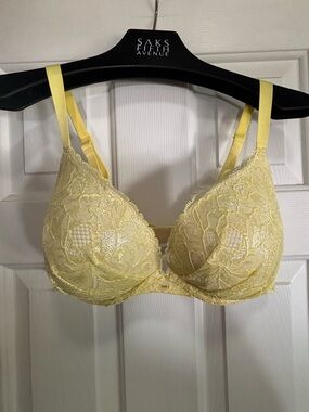 🩷 Victoria’s Secret pretty lace yellow push-up Bra-Size 36DD